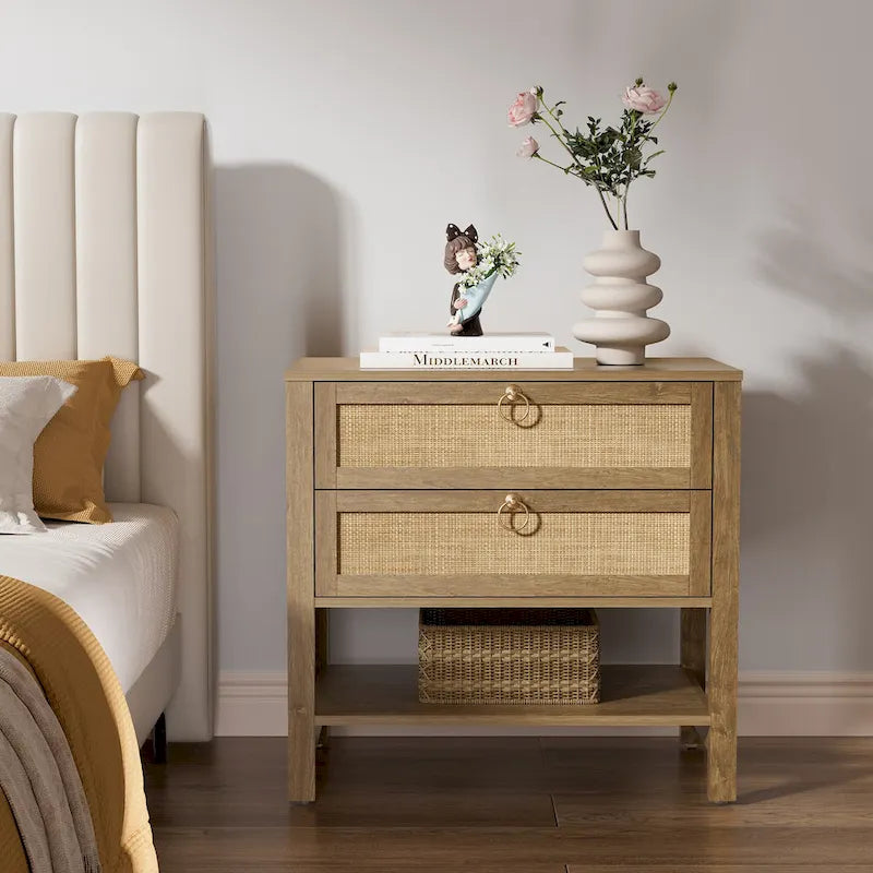 Comodino in trama di rattan dallo stile bohémien con cassetti e ripiano aperto