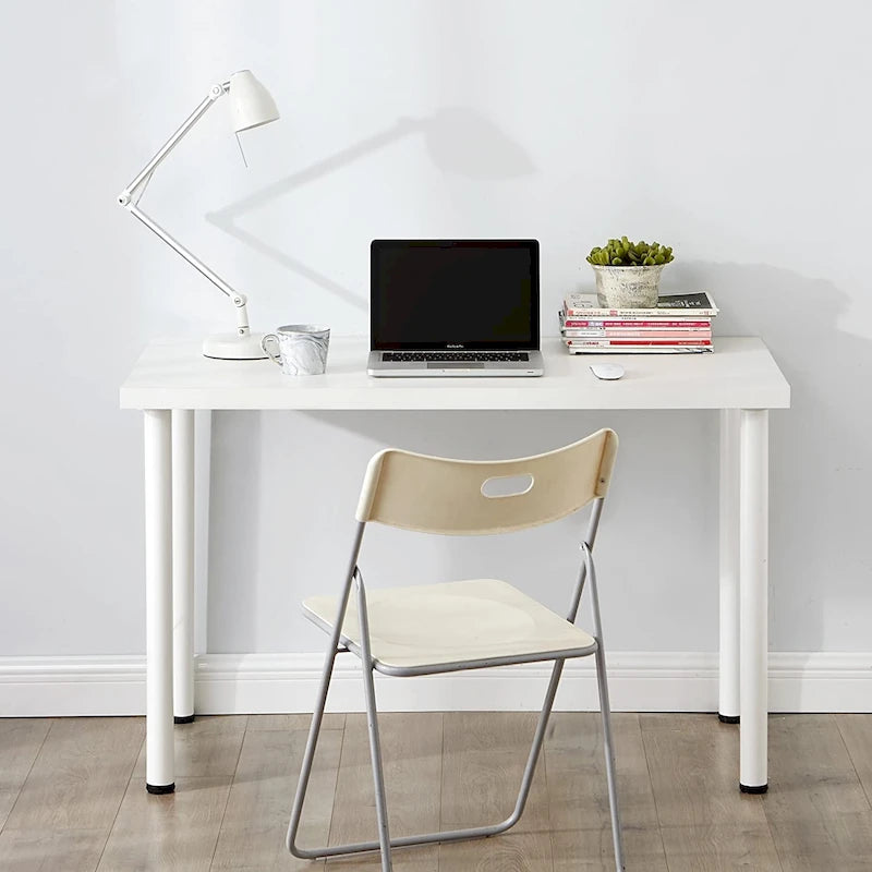 Scrivania minimalista con robuste gambe in acciaio