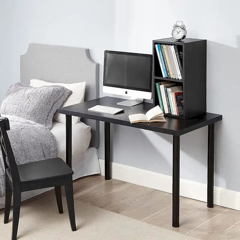 Scrivania minimalista con robuste gambe in acciaio